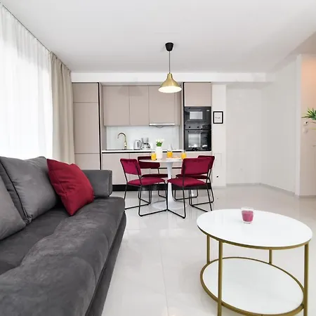 La Perla With Pool *