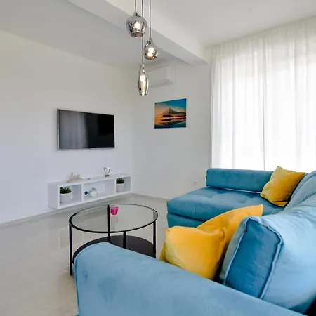 Apartment La Perla With Pool