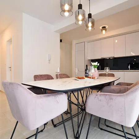 La Perla With Pool Apartment