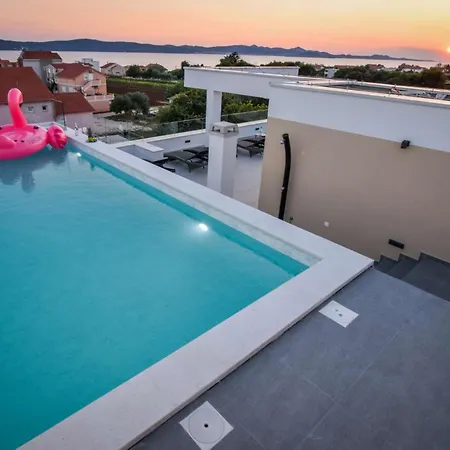 La Perla With Pool Daire *