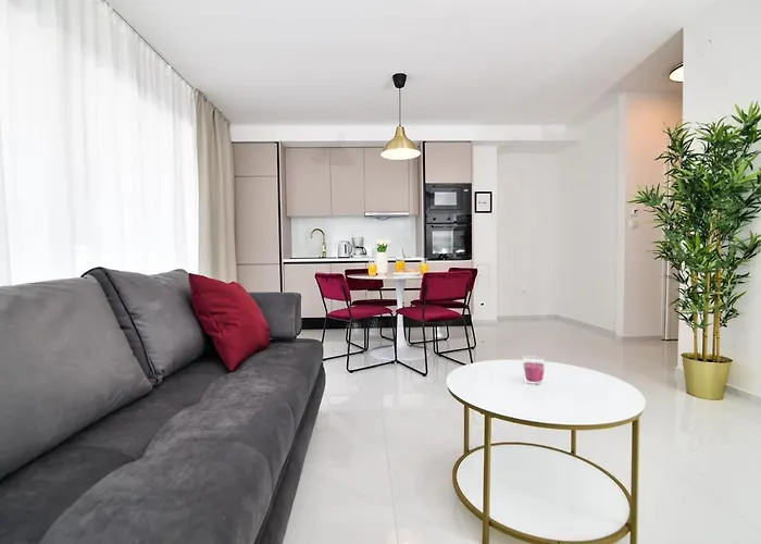 La Perla With Pool *